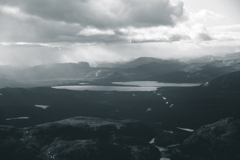 Chaînes de lacs et de montagnes