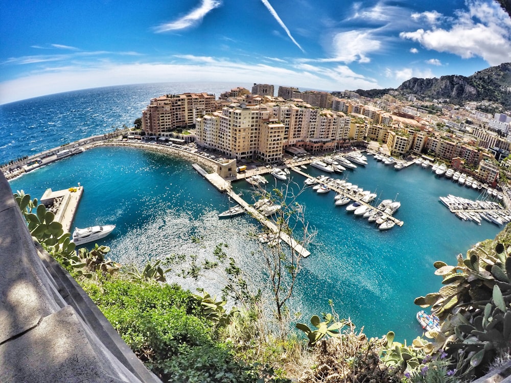 Foto vista panorâmica da cidade com água na frente