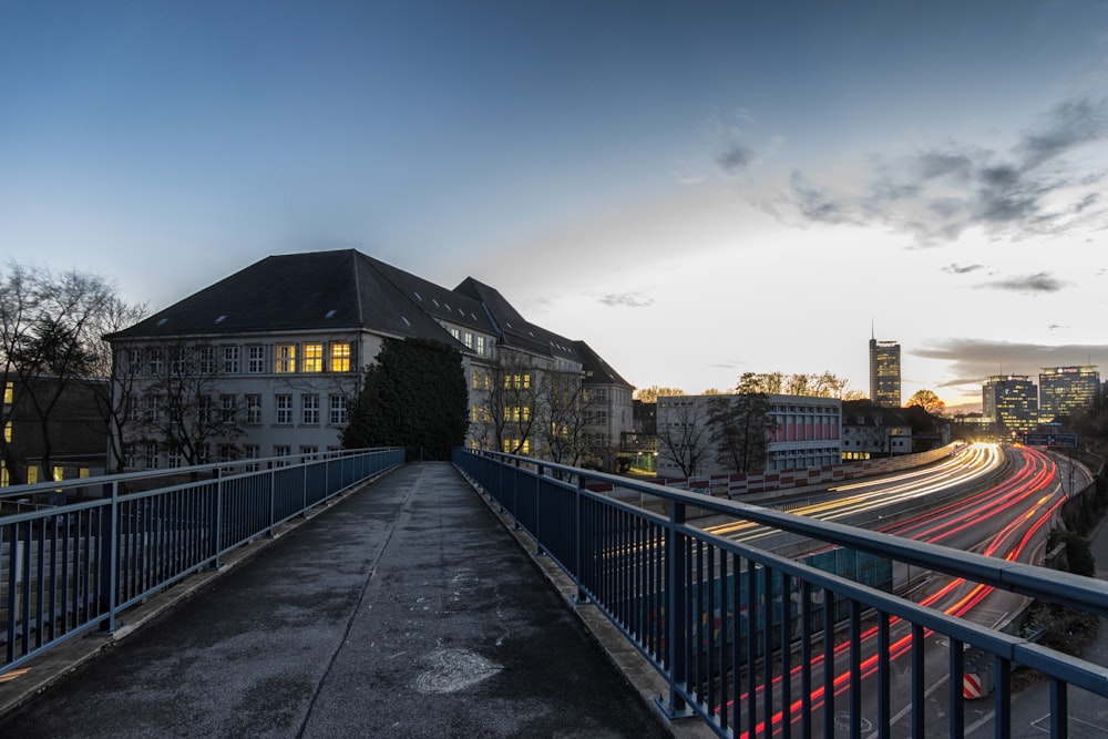 bâtiment en béton gris pendant la journée