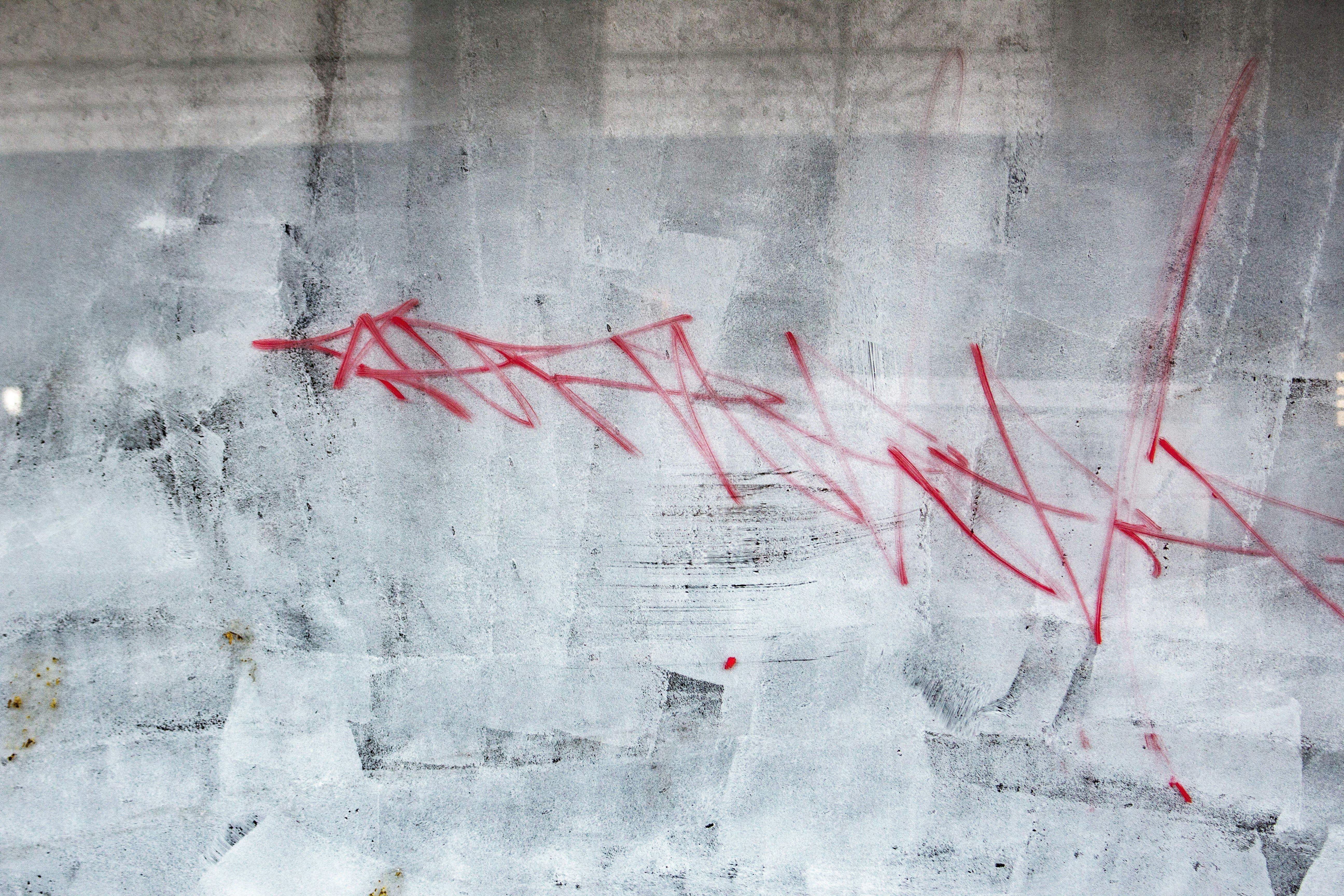 a wall with graffiti on it and a red arrow drawn on it