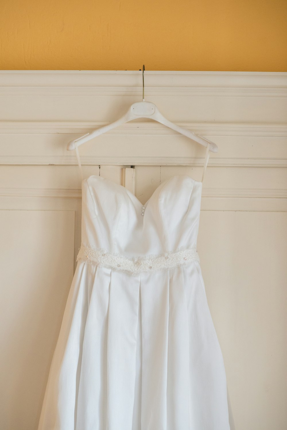 white sweetheart neckline dress