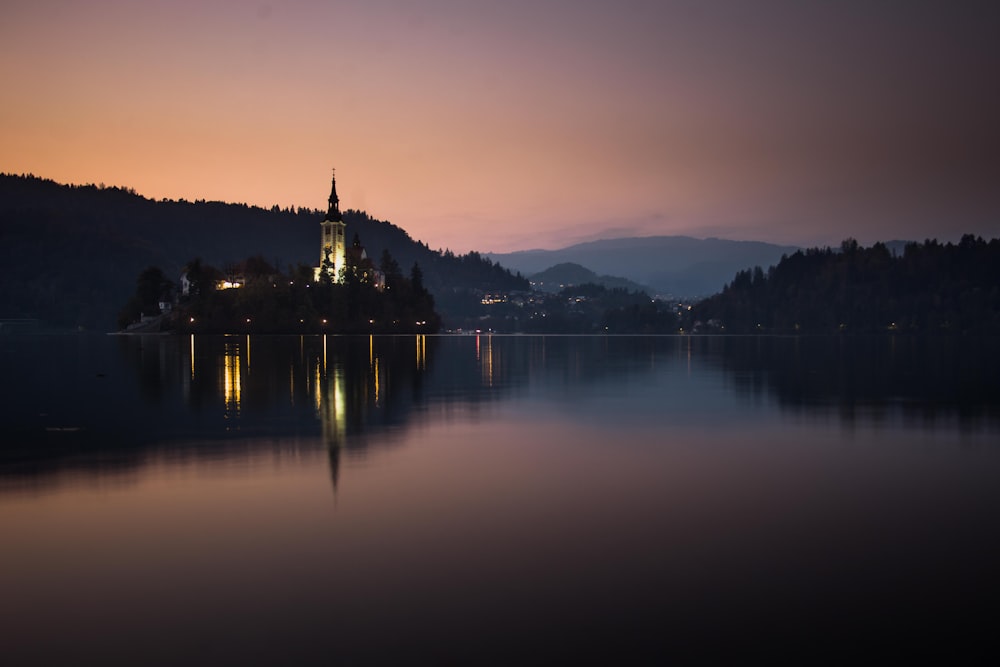 Low-Light-Foto eines ruhigen Gewässers