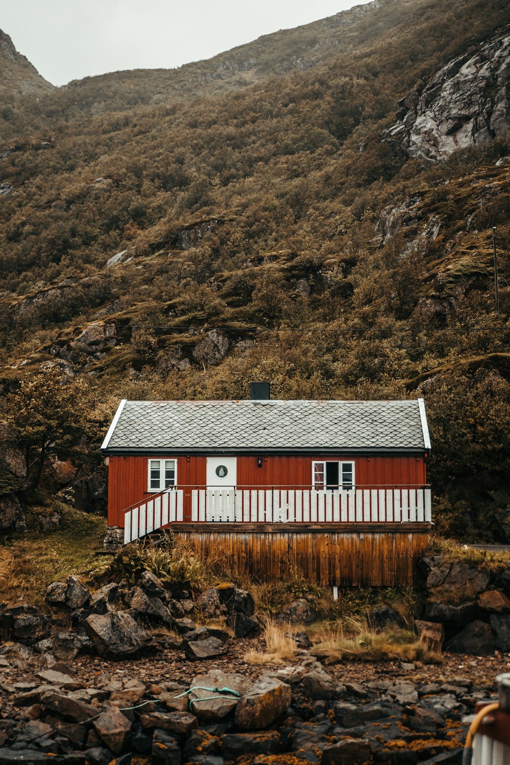 Maison en bois marron et gris près de la vallée de la montagne pendant la journée