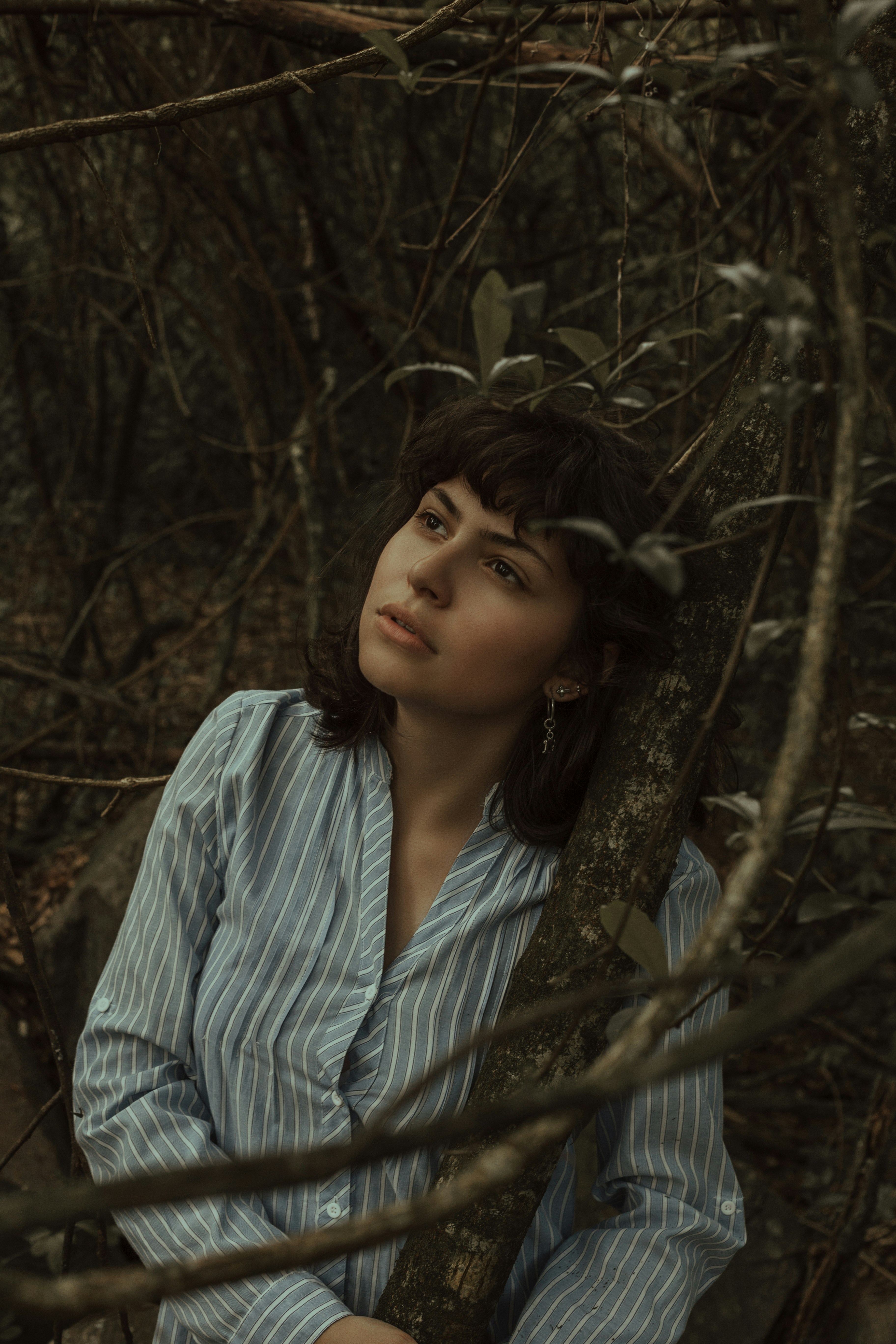 青と白のストライプ長袖ポロシャツを着ている女性