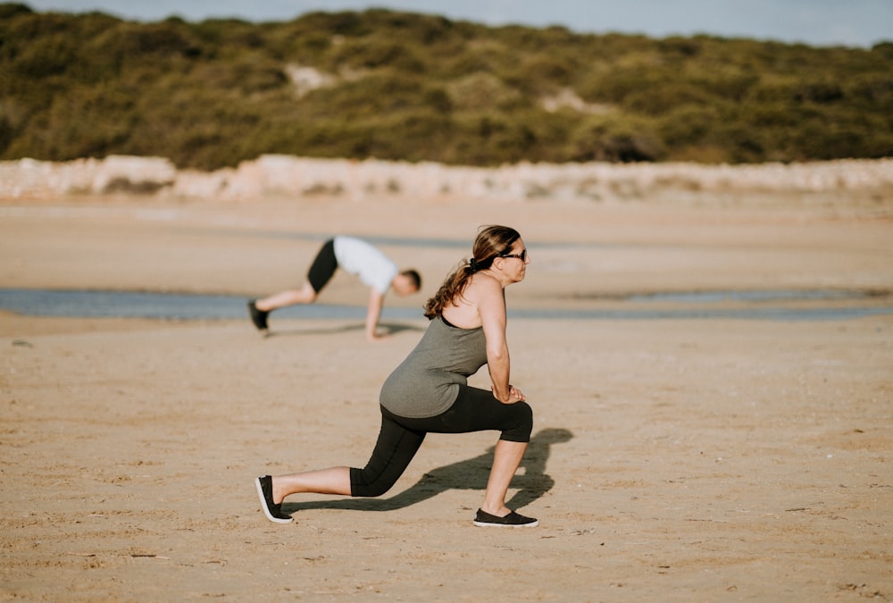 Lady doing walking lunges at a beach