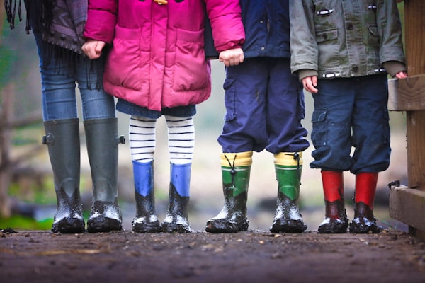 4 children with wellies on