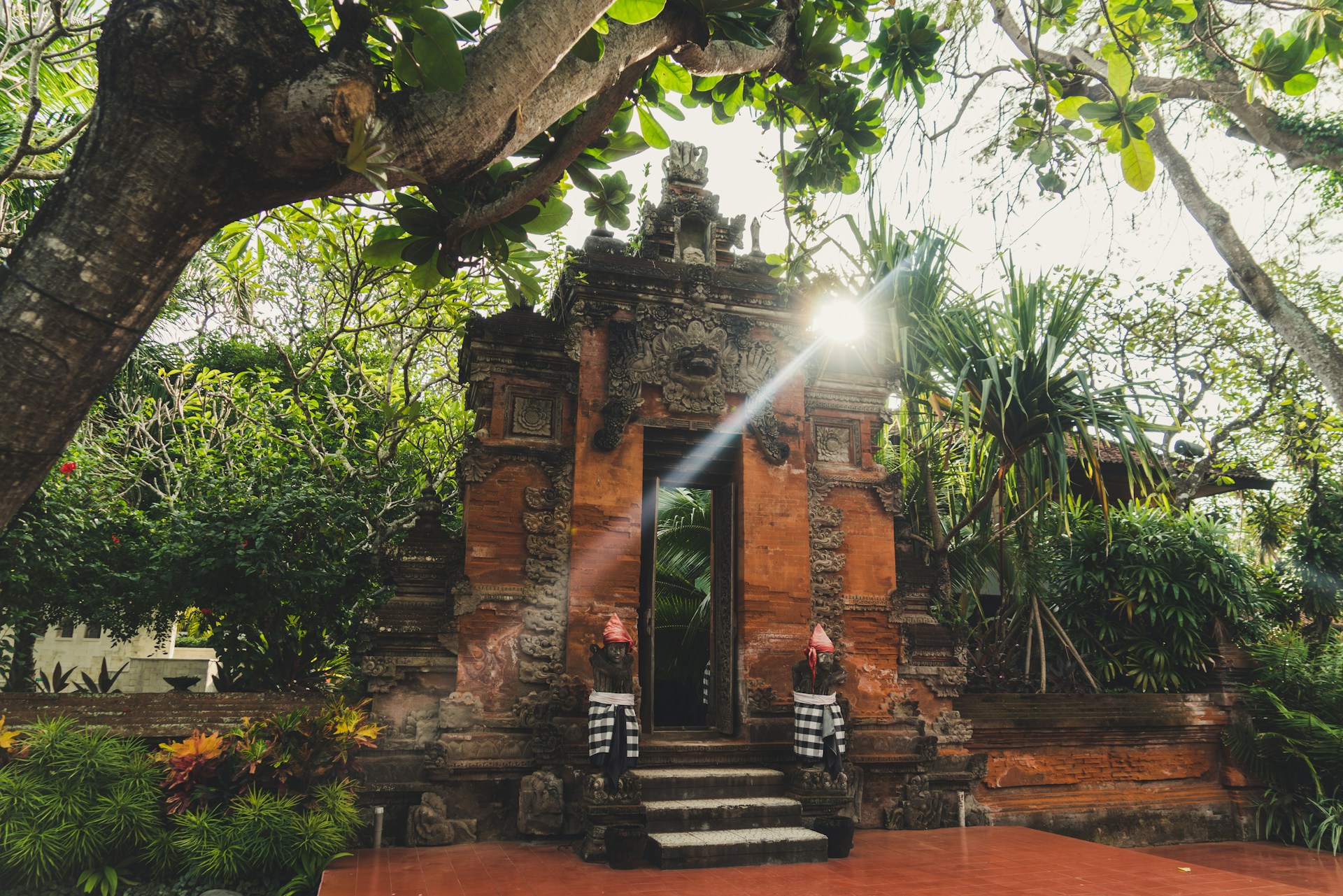 gray computer monitor