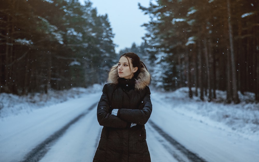 donna in piedi sul campo di neve