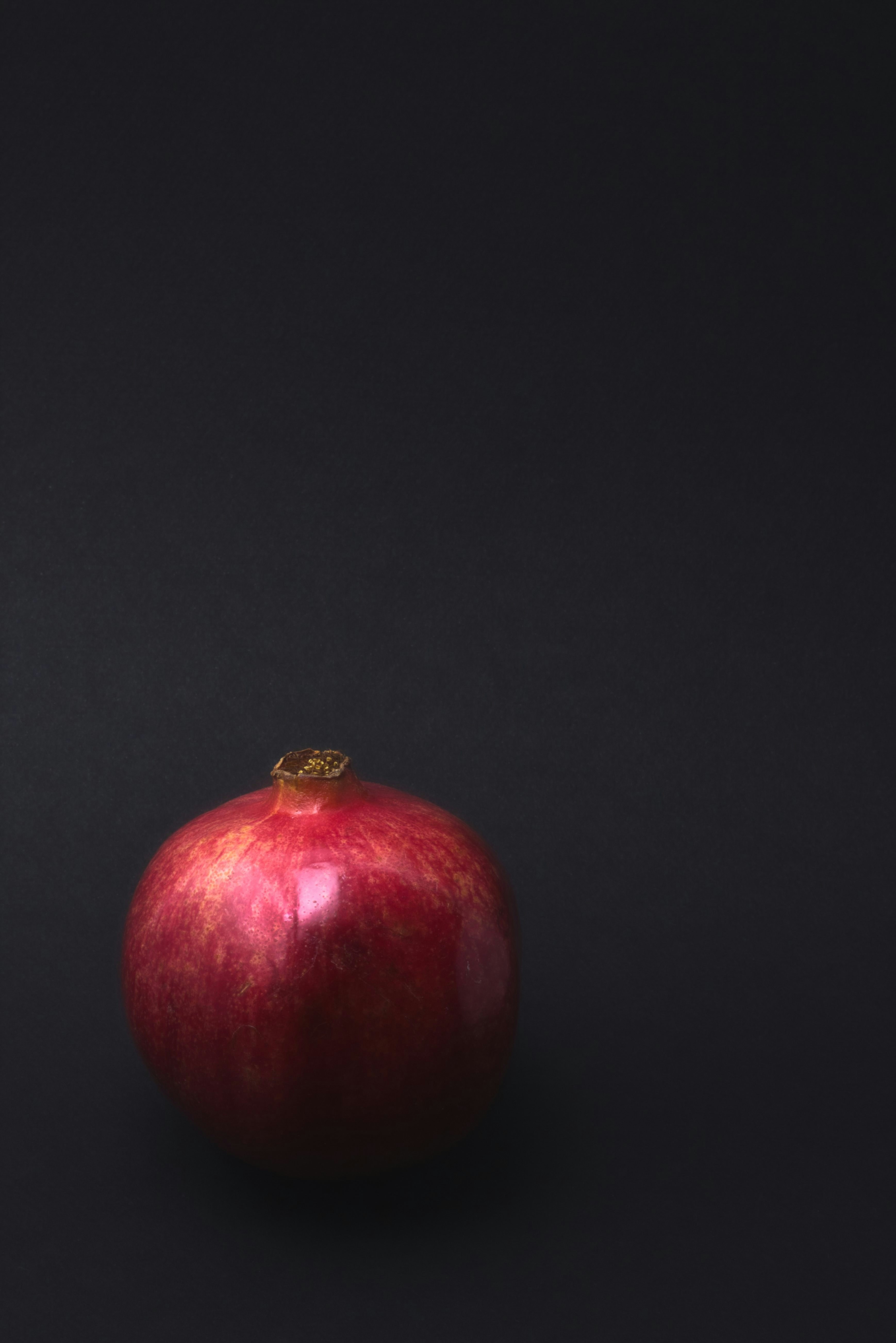 great photo recipe,how to photograph still life, pomegranate; round red fruit