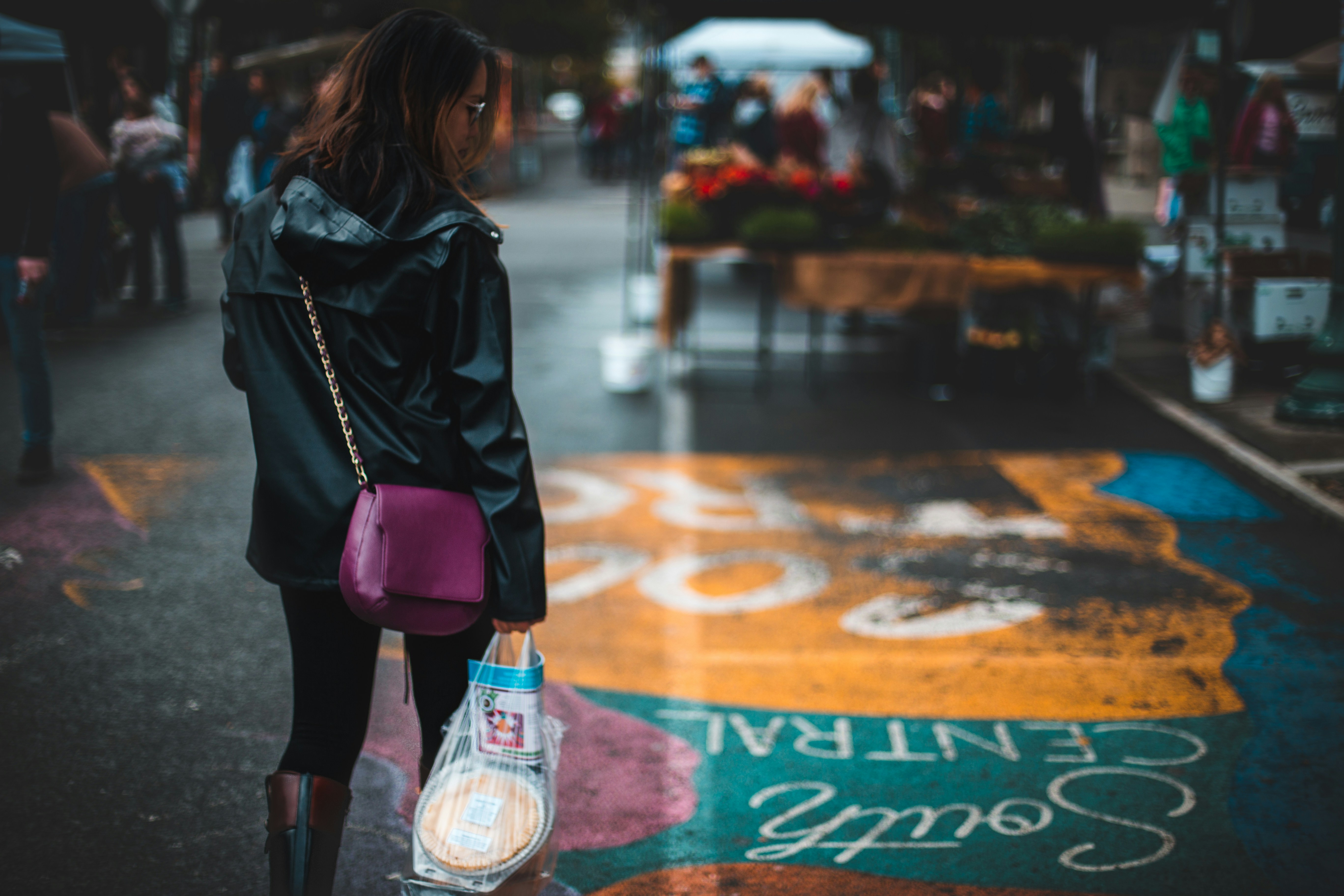 Mann mit Lebensmitteln, der auf ihre rechte Seite schaut