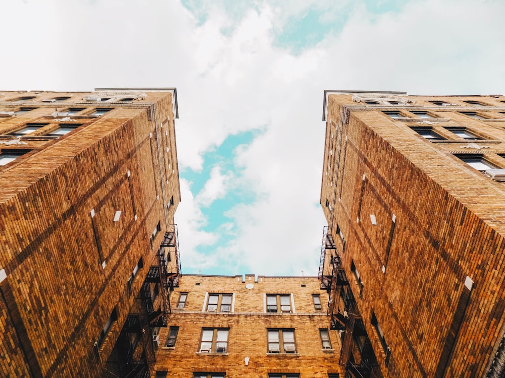 갈색 고층 건물의 로우 앵글 사진