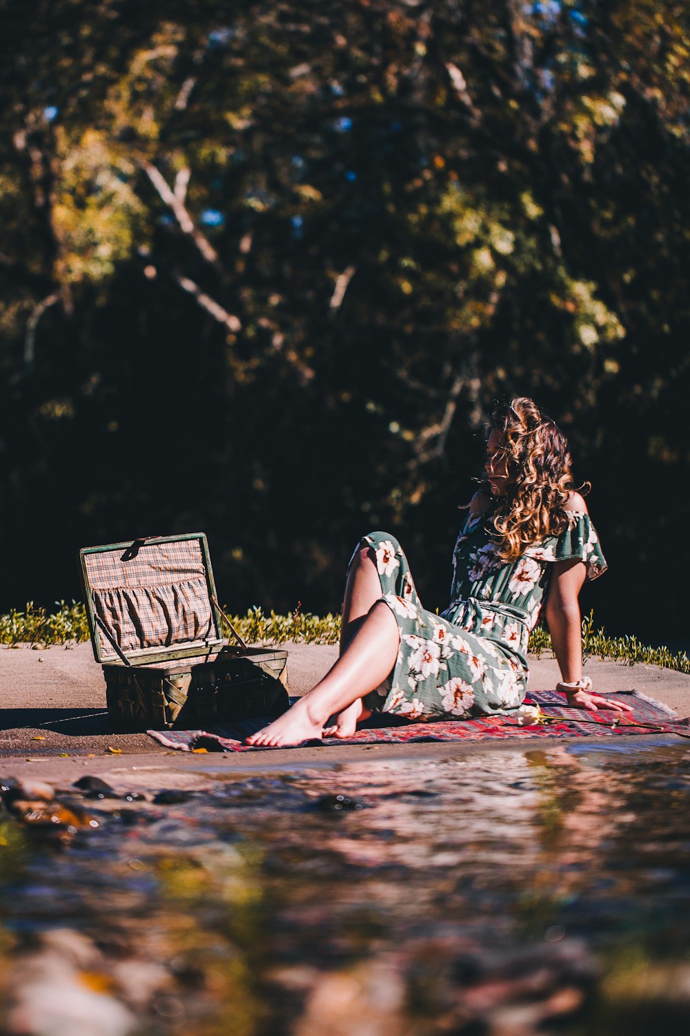 Frau sitzt am Fluss