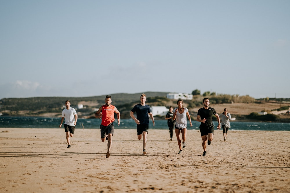 hombres corriendo en la orilla