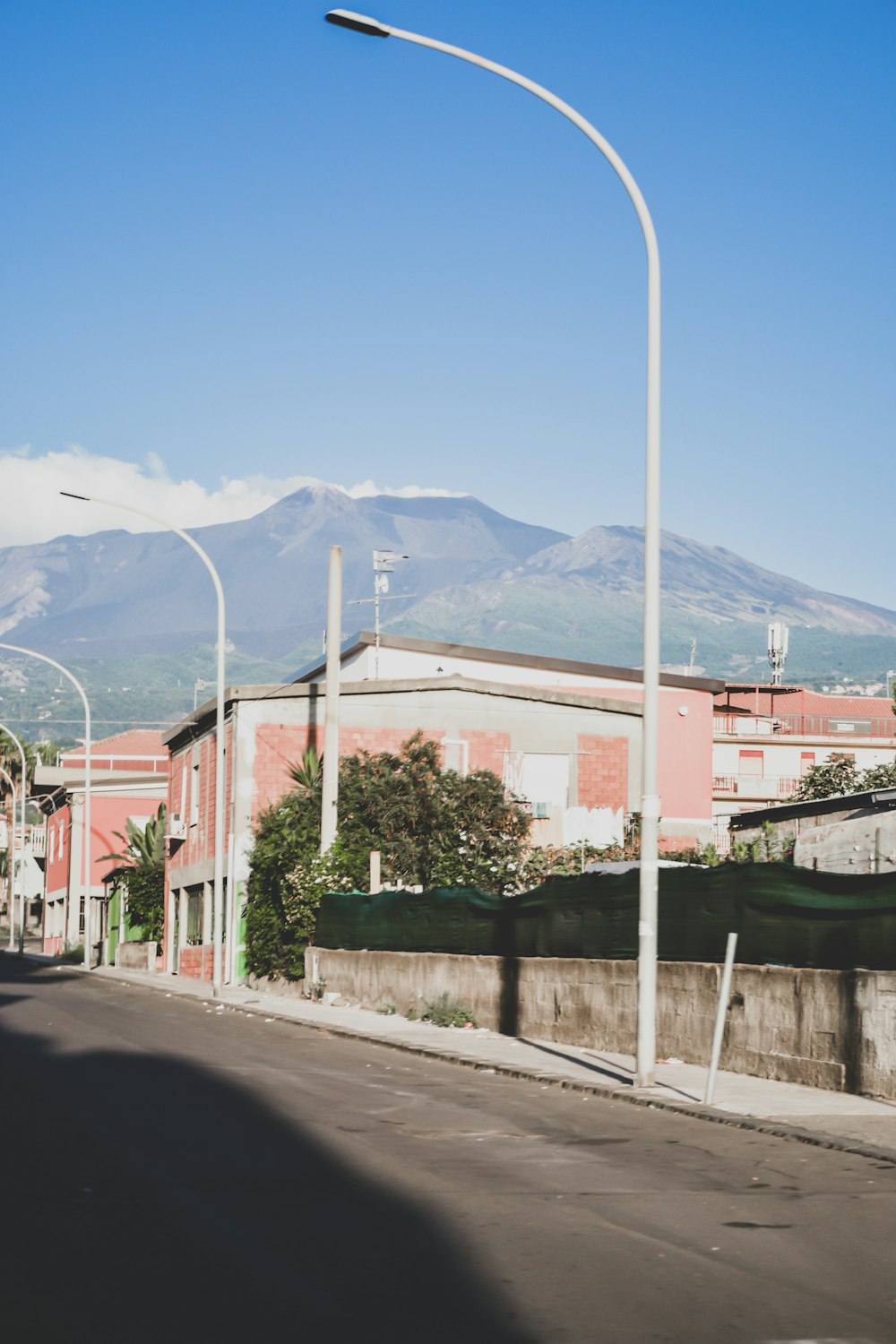 Farola blanca cerca del edificio