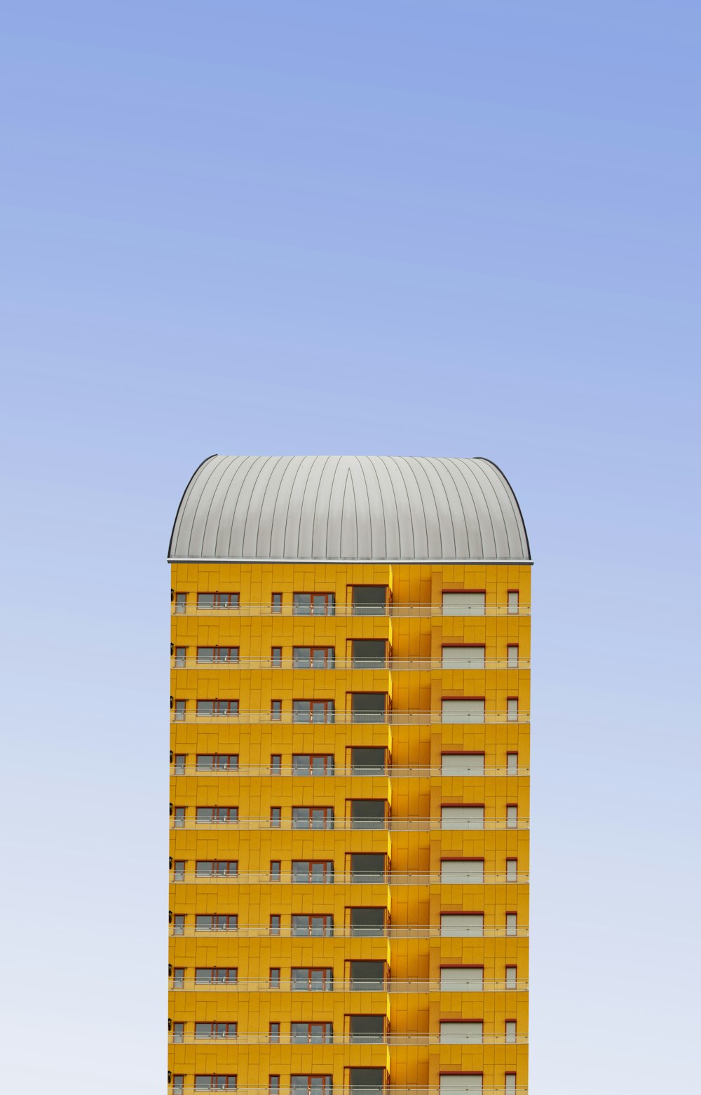 Edificio amarillo y blanco durante el día