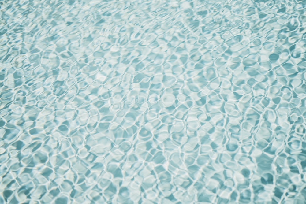 uma piscina azul com água azul clara