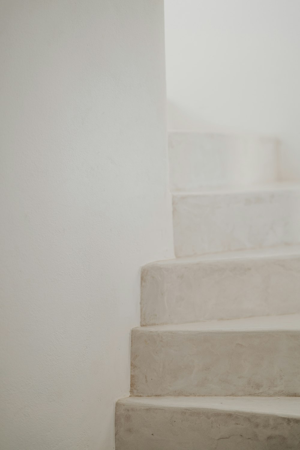 um close up de um conjunto de escadas brancas