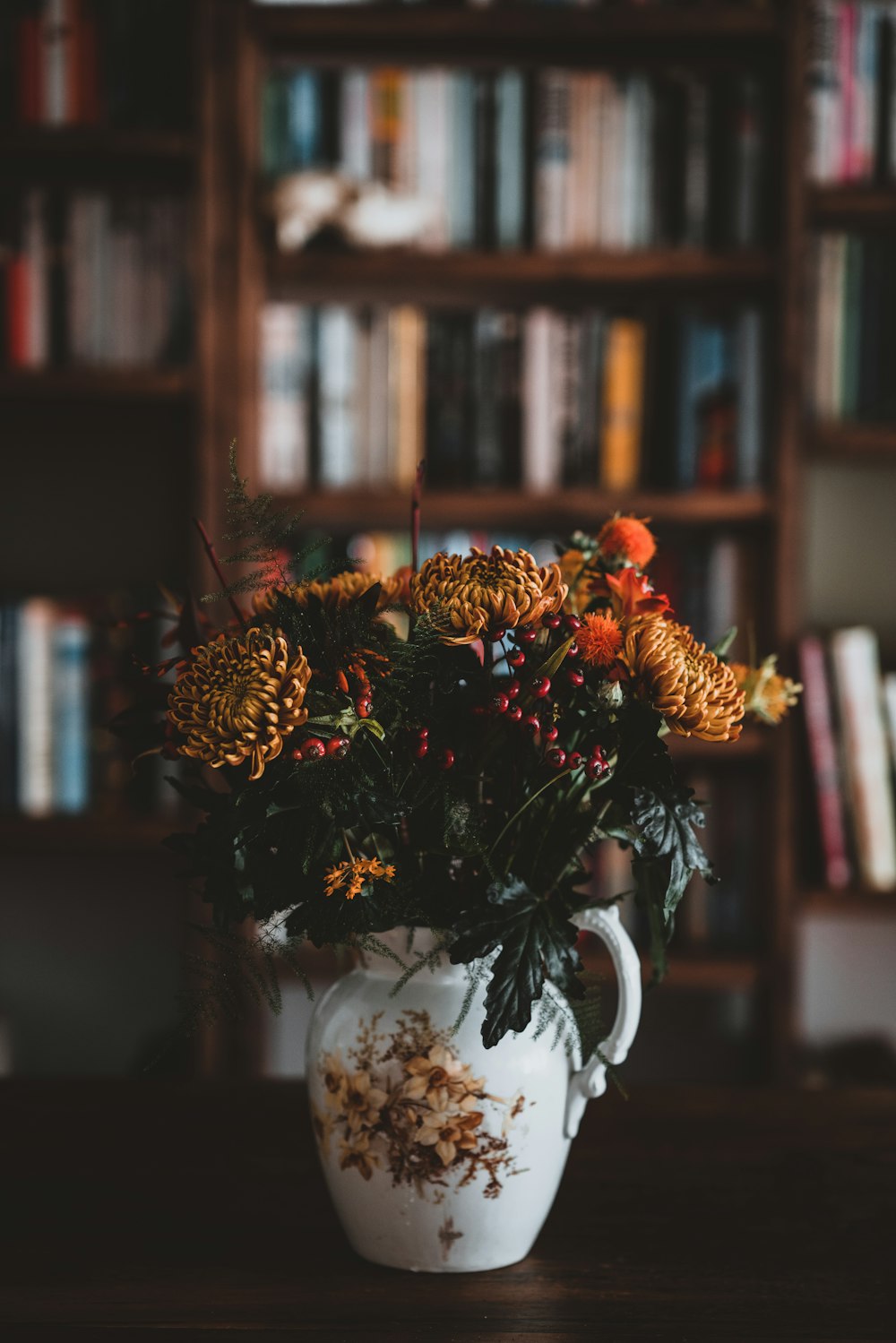 白い陶器の花瓶に茶色の花びらの花