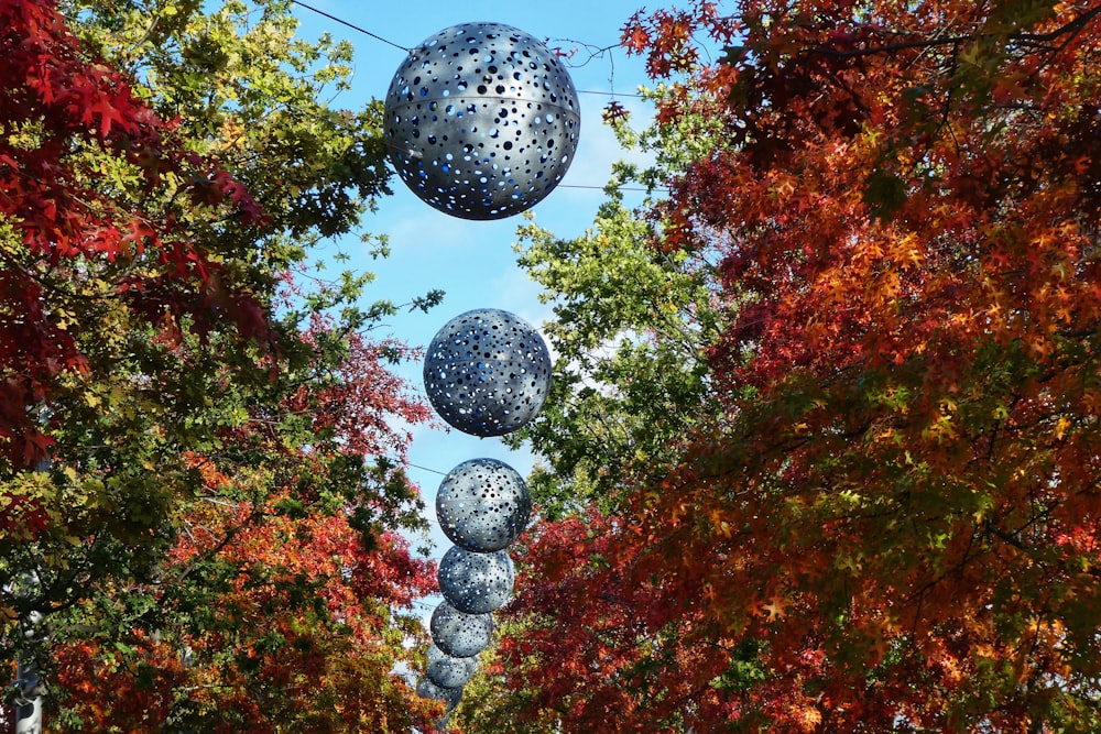 photographie en contre-plongée de boules décoratives suspendues