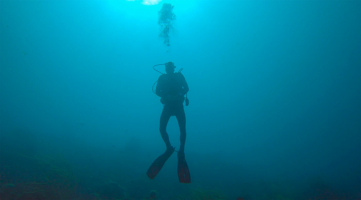 Taucherin beim Shore-Diving vor der Küste Bonaires
