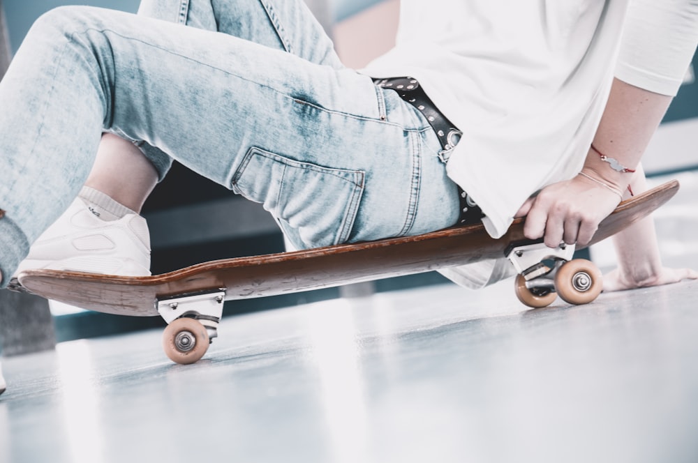 Person, die auf dem Skateboard sitzt