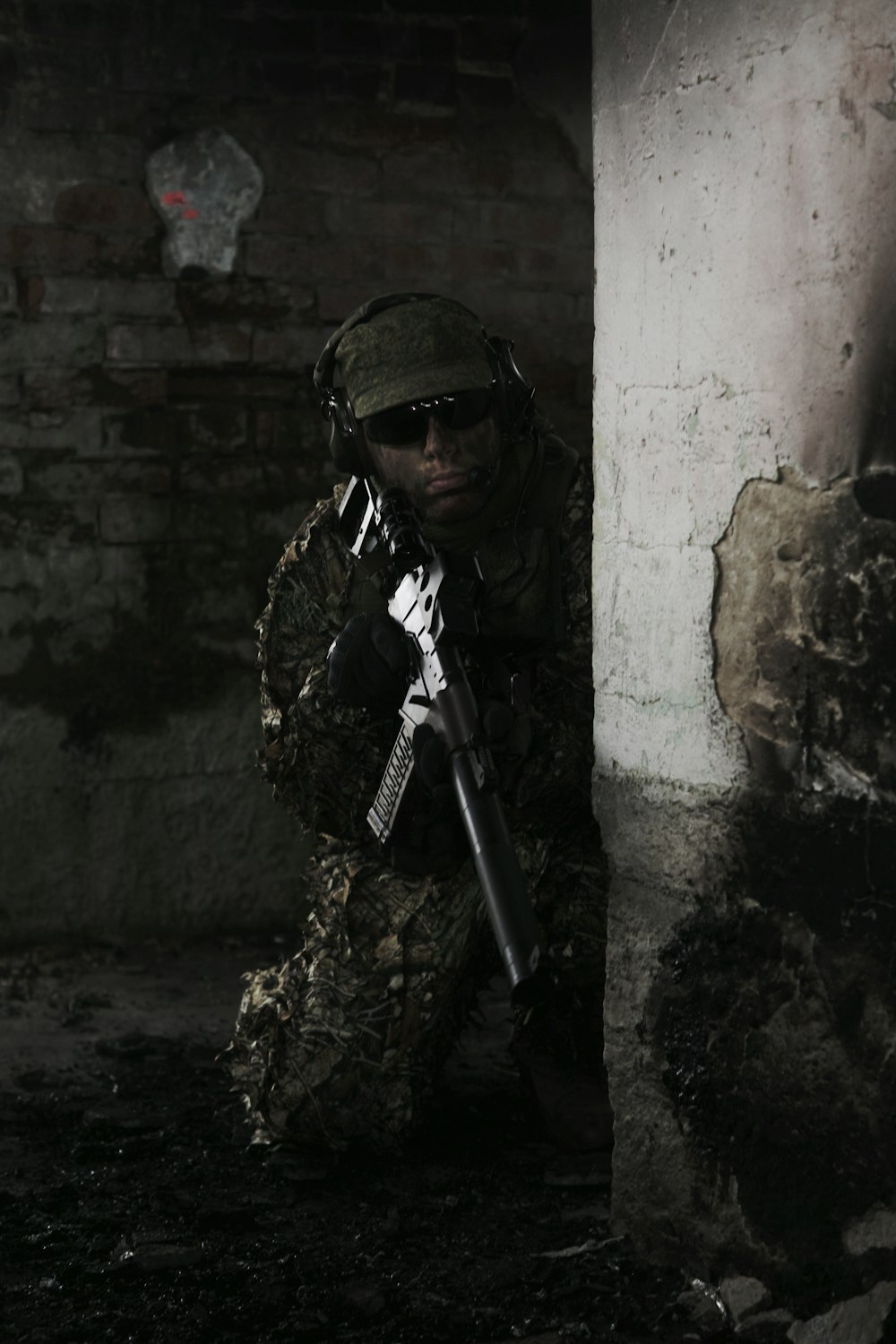 Militar em camuflagem portando fuzil