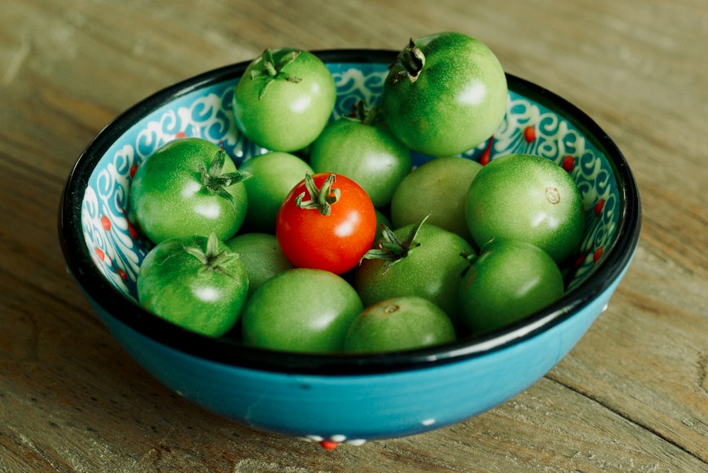 green and red tomatoes in bowl