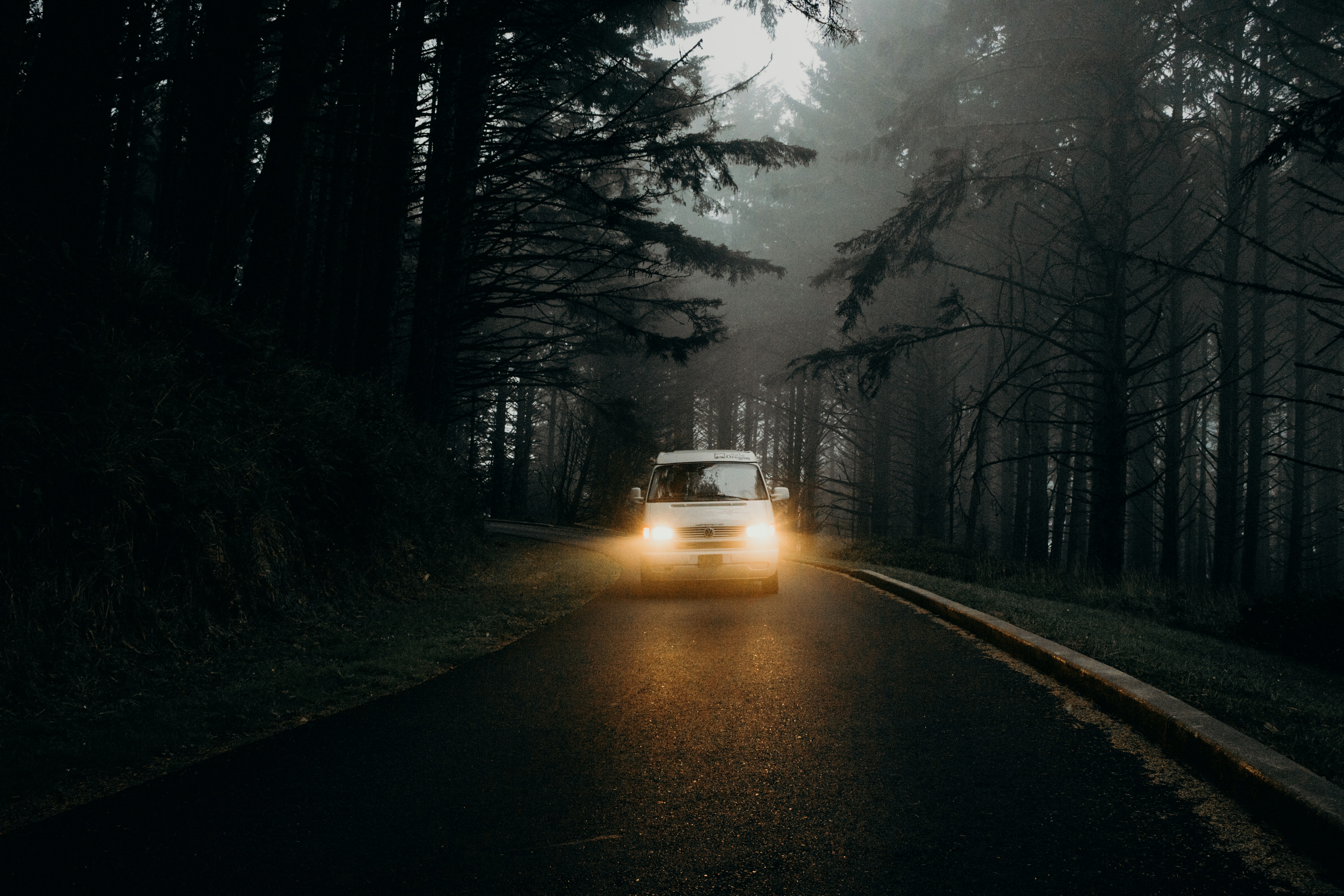 veículo branco na estrada