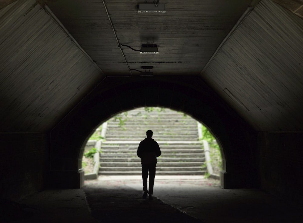 homem de pé dentro do túnel