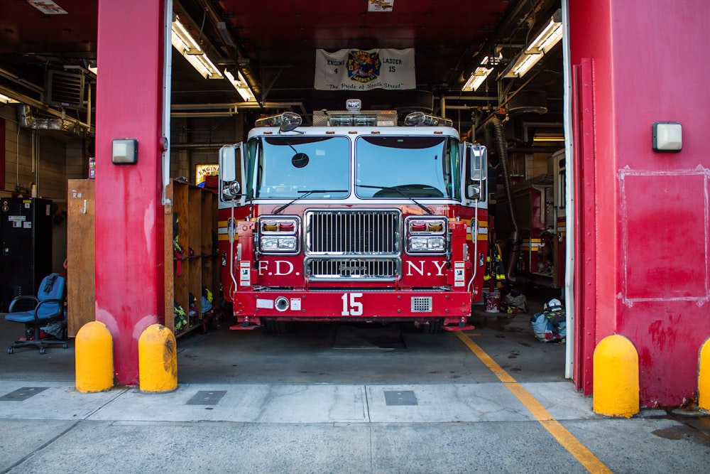 Feuerwehrauto bei der Feuerwehr von New York tagsüber