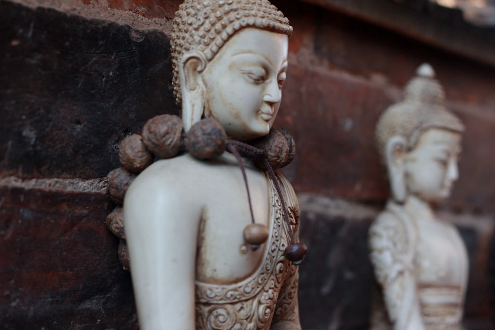 Zwei weiße Buddha-Statuen