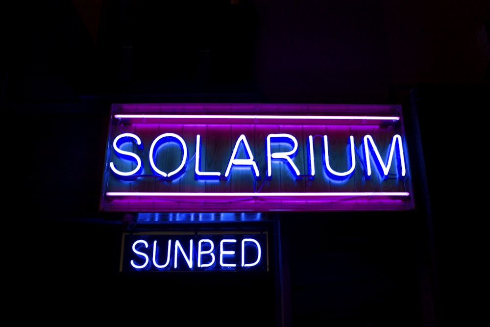 Solarium, tumbona, letreros de neón encendidos