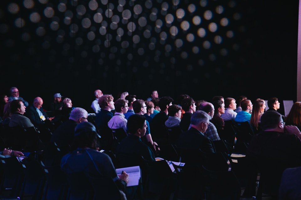 Große Konferenzhalle mit Bühne und Publikum