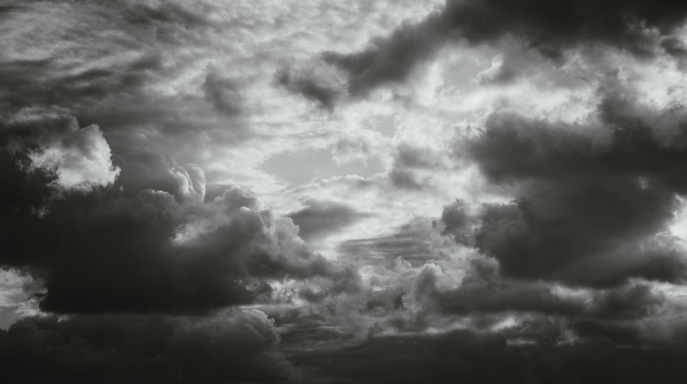 Резкий наплыв серых облаков. Картинка серый Парус в серых облаках. Стихотворение про серое небо и Кучевые серые облака.