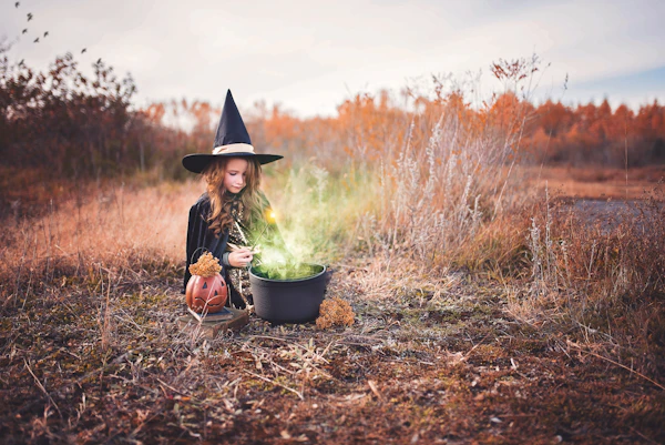 Petite fille déguisée en sorcière pour Halloween