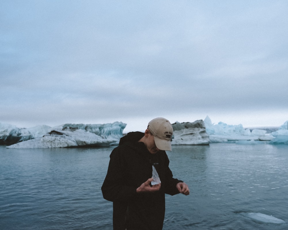 屋外に立っている未知の有名人の写真 Unsplashで見つけるアイスランドの無料写真
