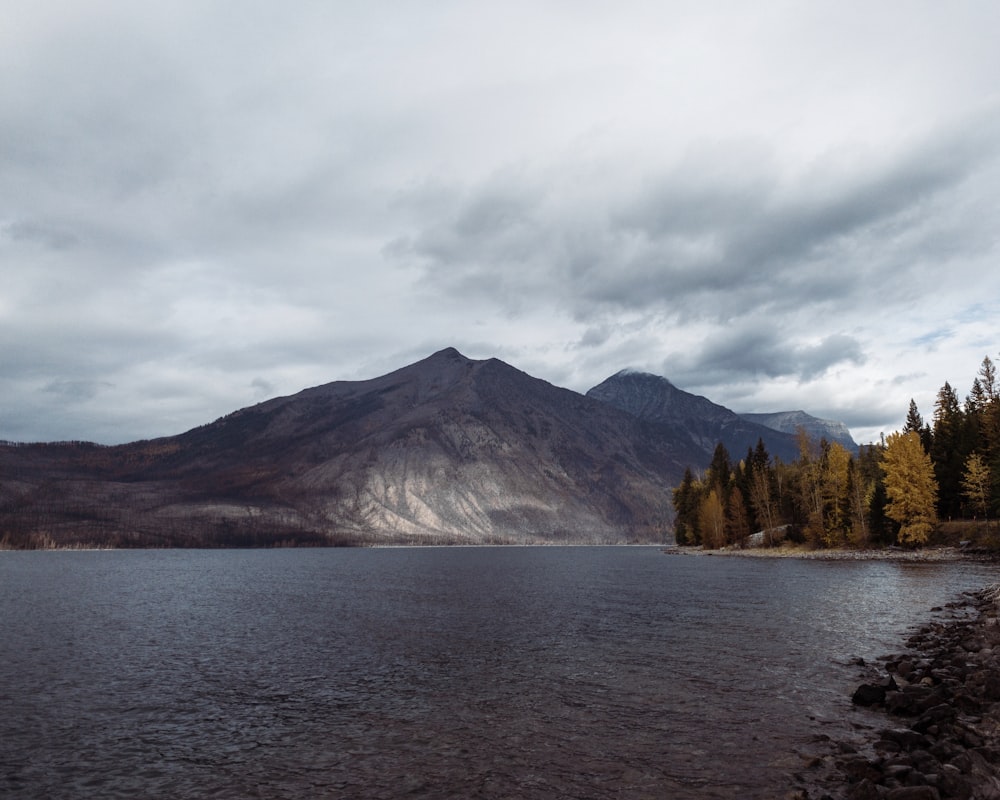 Cuerpo de agua cerca de la montaña