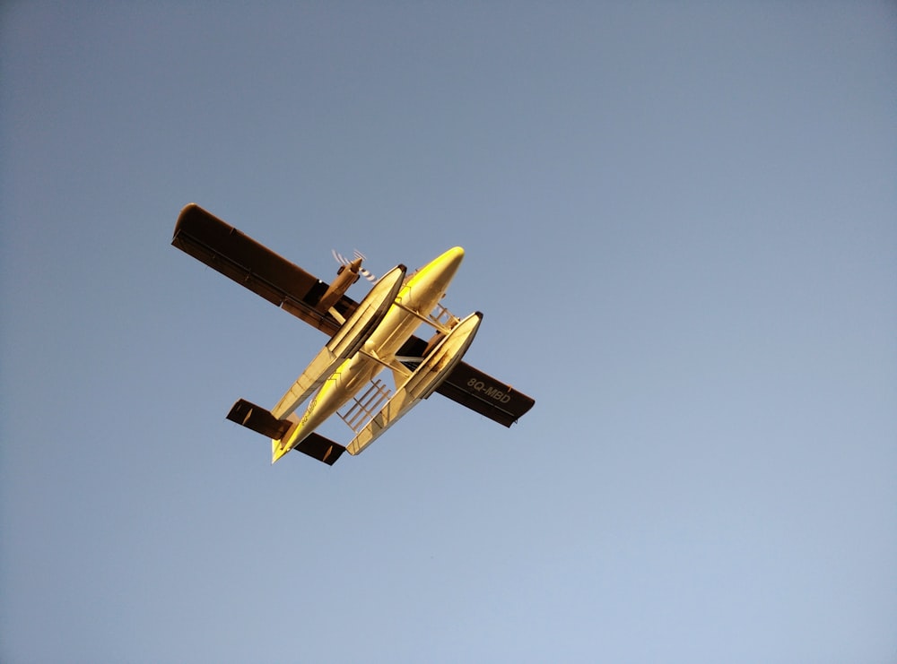 yellow and black plane on focus photography