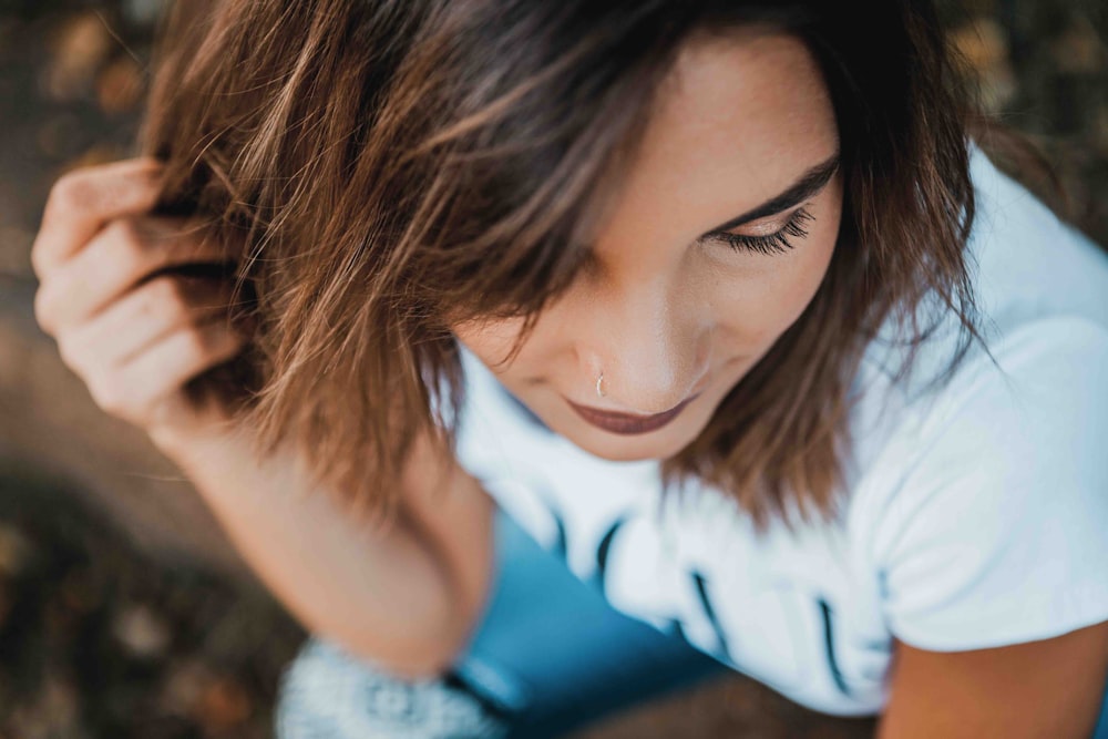 Frau hält sich die Haare