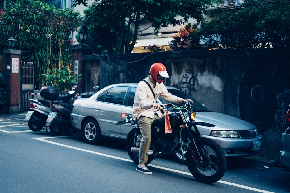 hombre montando motocicleta