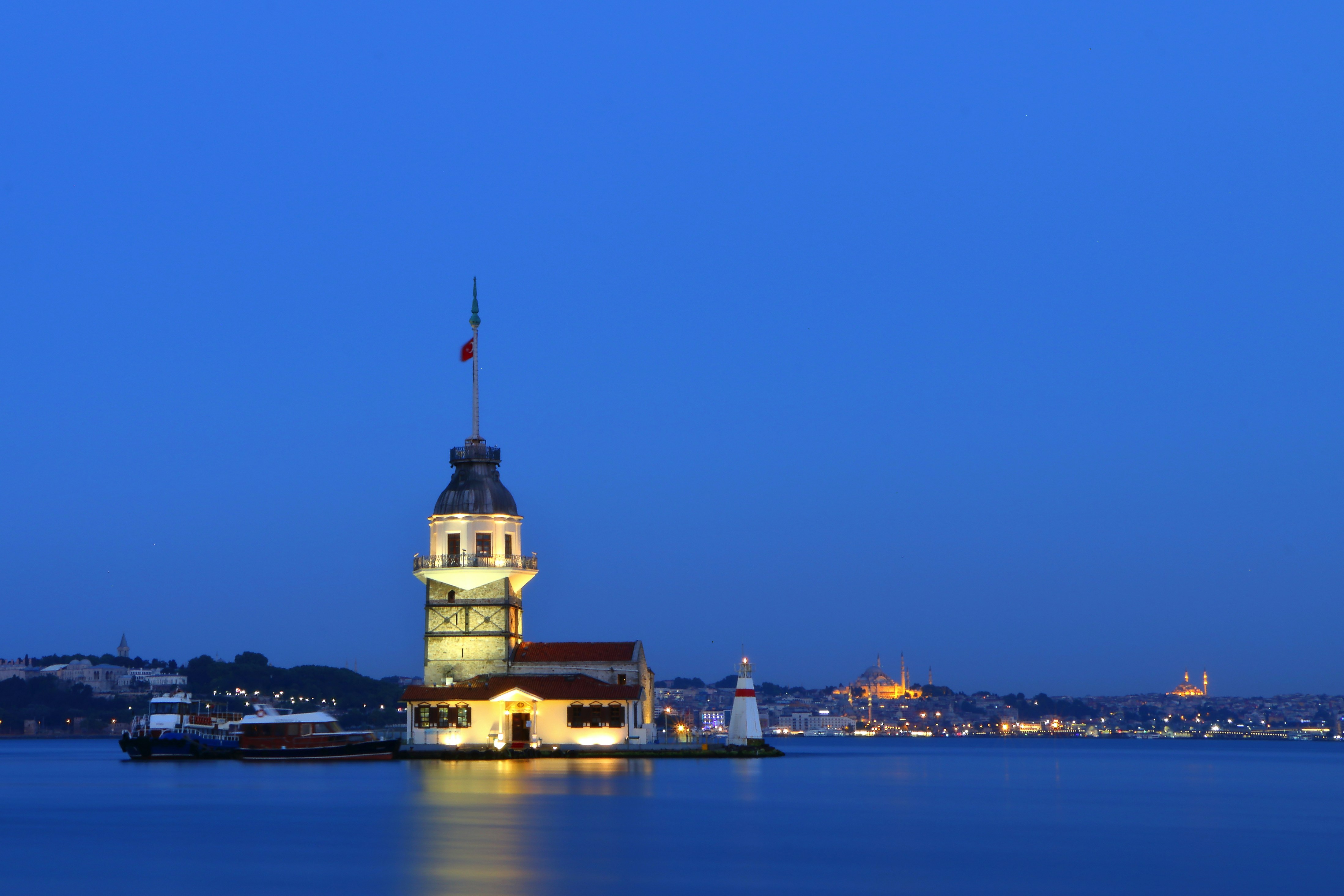 white concrete building surrounded by water photo – Free Architecture : A incredible photo showing an beautiful view. Its tones are just bold and combination flawlessly. Its arrangement looks great, with its details are also extremely sharp.