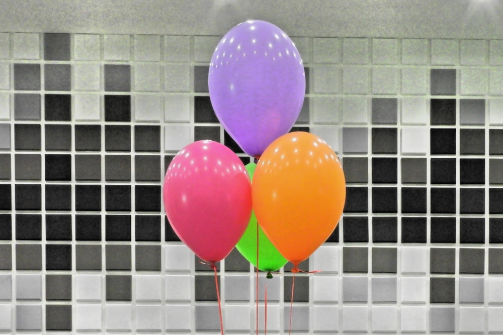 rosafarbene, orangefarbene, lila und grüne Luftballons