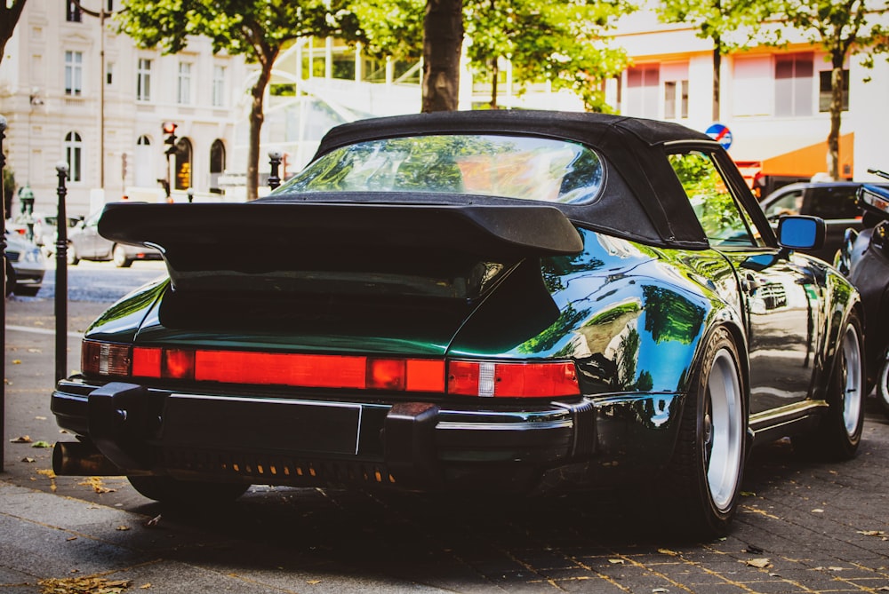 Coche descapotable negro durante el día