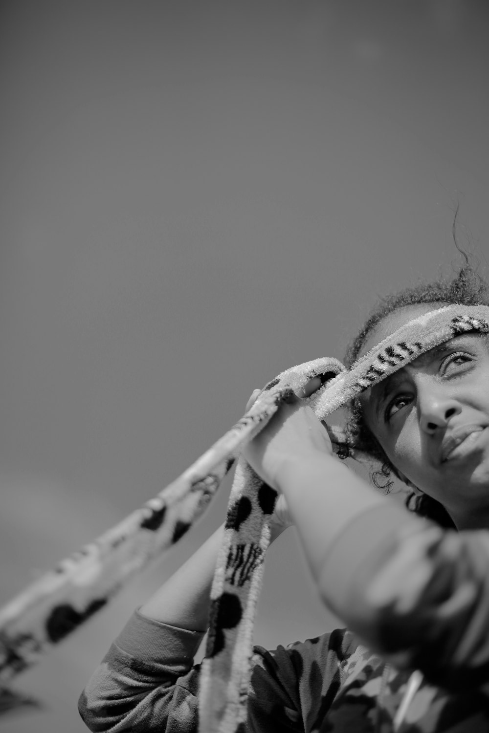 fotografia in scala di grigi di donna con tessuto