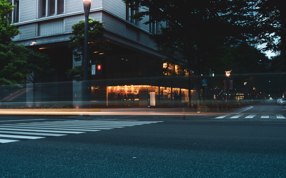 白い建物の建築写真