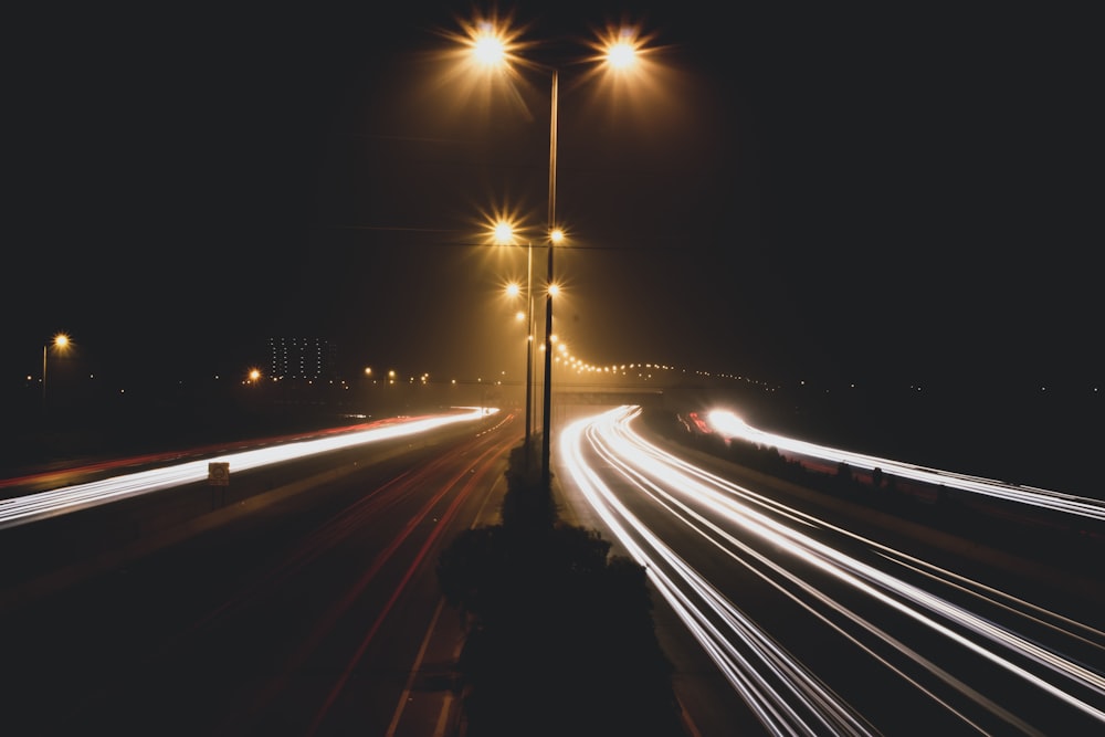 Zeitrafferfoto von Autos, die nachts vorbeifahren