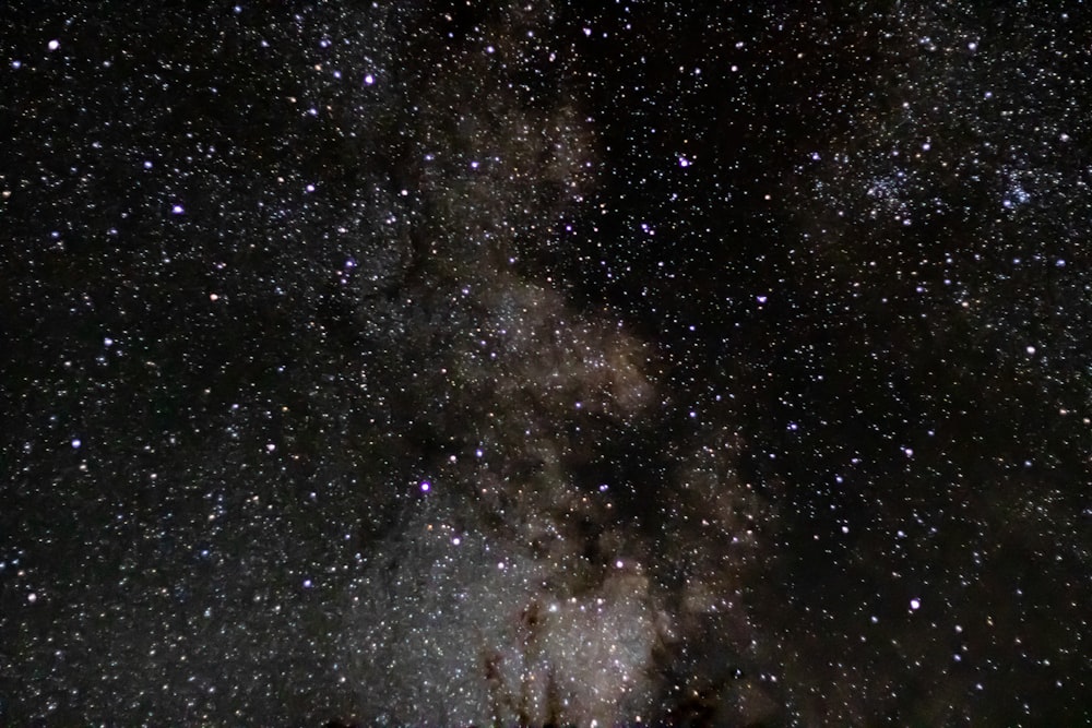 Le ciel nocturne est rempli d’étoiles et de nuages