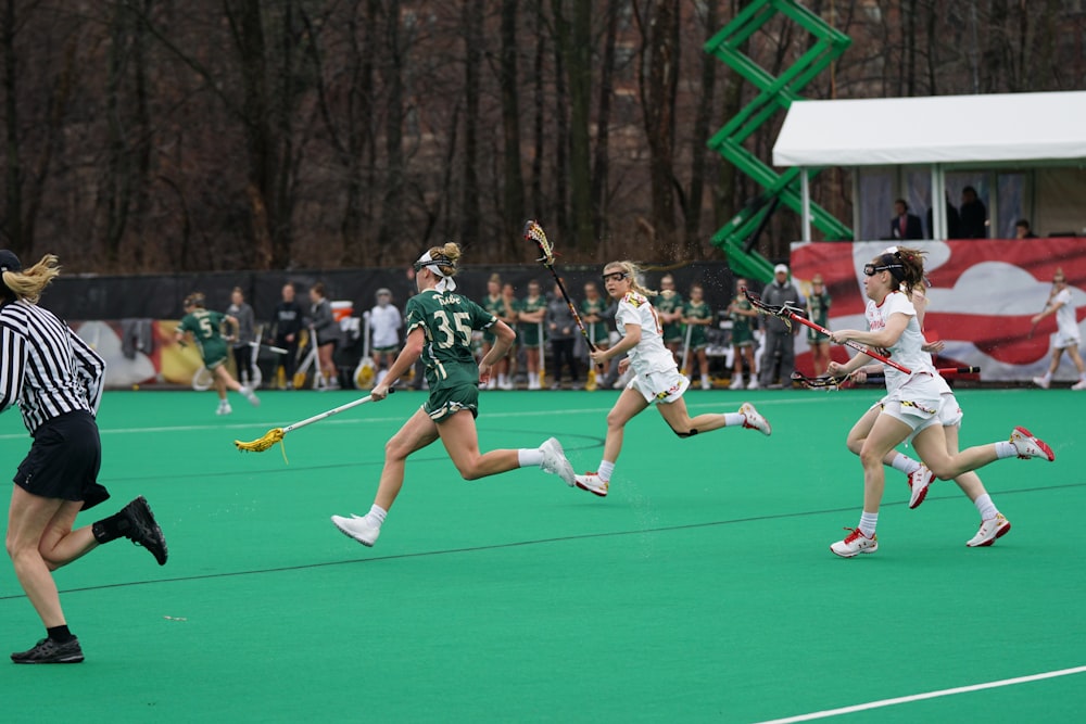 quatro mulheres correndo em campo