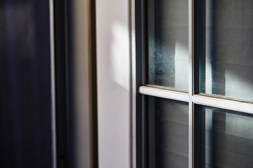 Detalle de ventana de cristal con marco