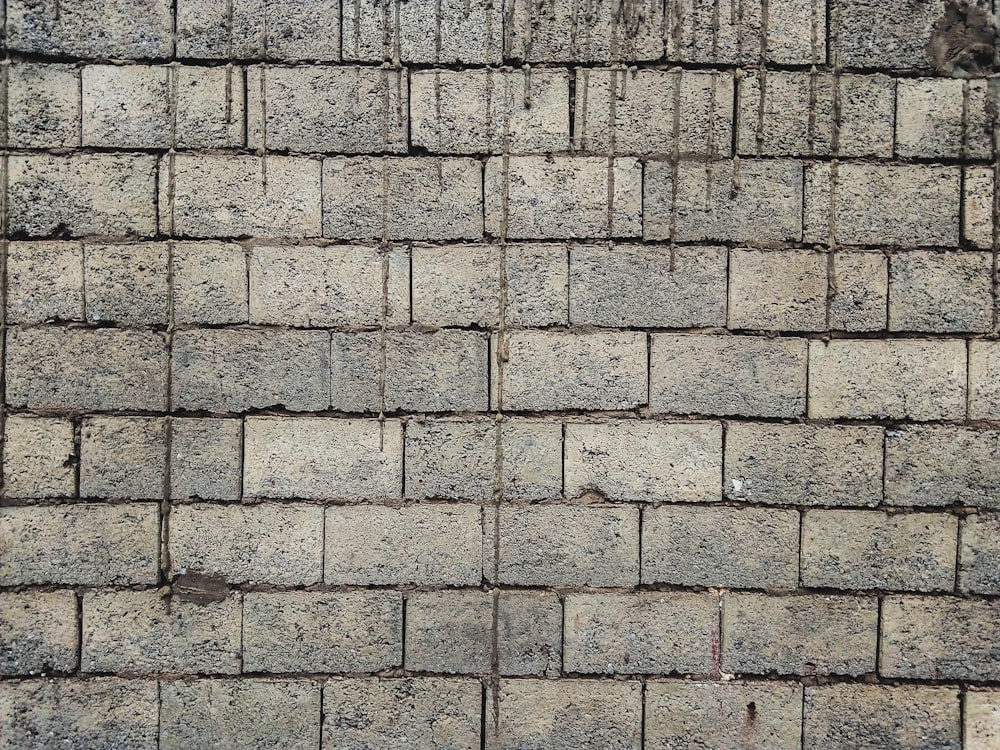 灰色のレンガの壁